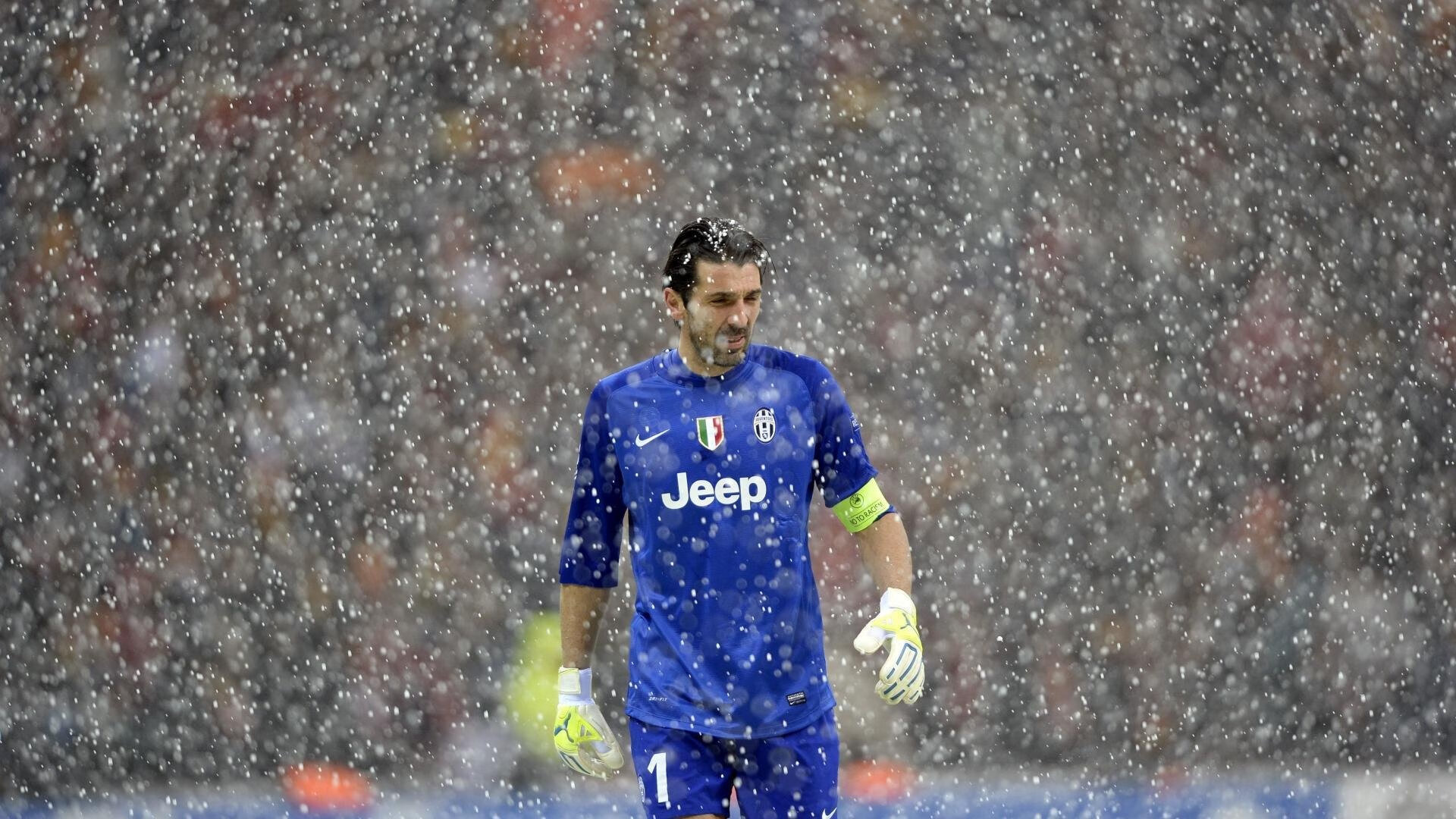 米兰体育登陆-中场传球重心变化是否左右整体进攻模式，传中球怎么不停球直接射门