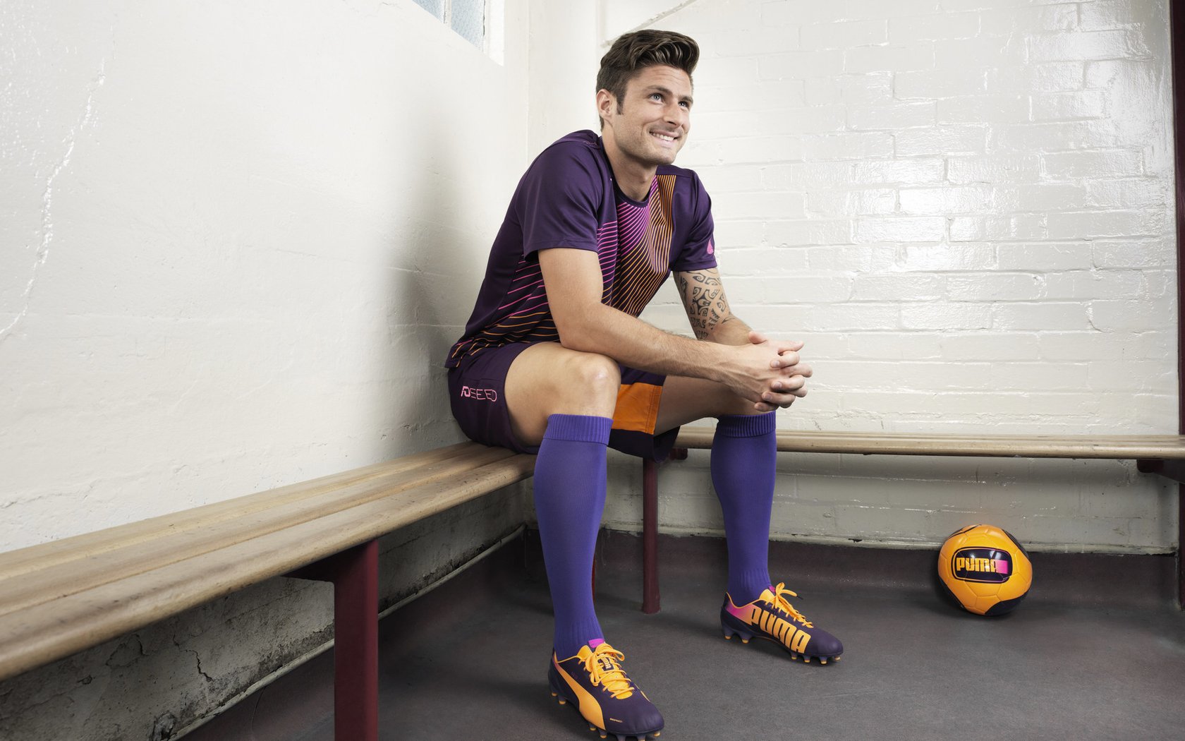 滑板犬牵引赛 狗狗拉着滑板手在平地巡游