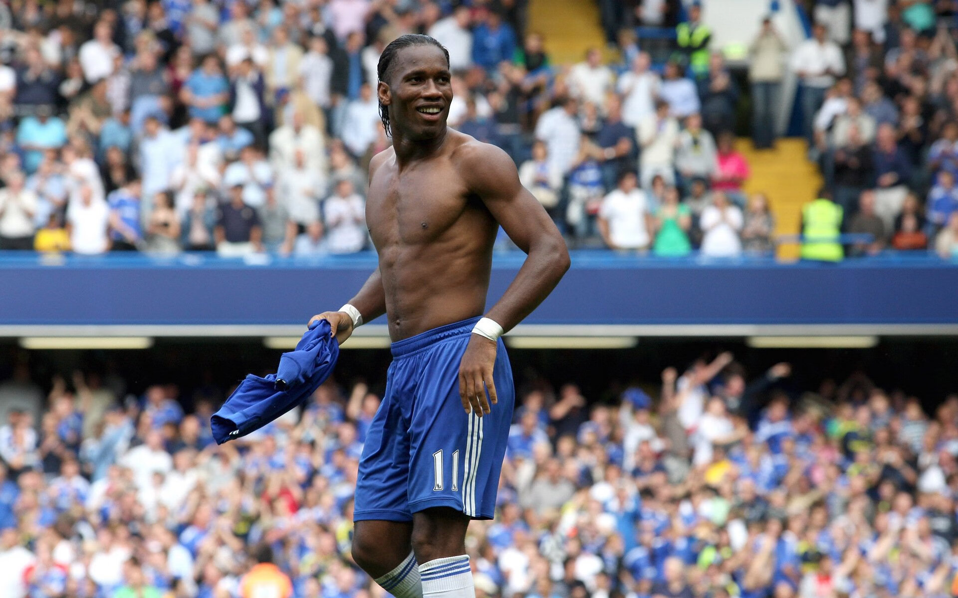 音乐节跑道侧舞台不间断 表演者与跑者互相加油